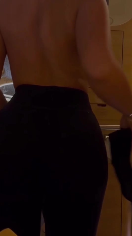 commesite.site leak coco yourbaby Public Toilet Striptease