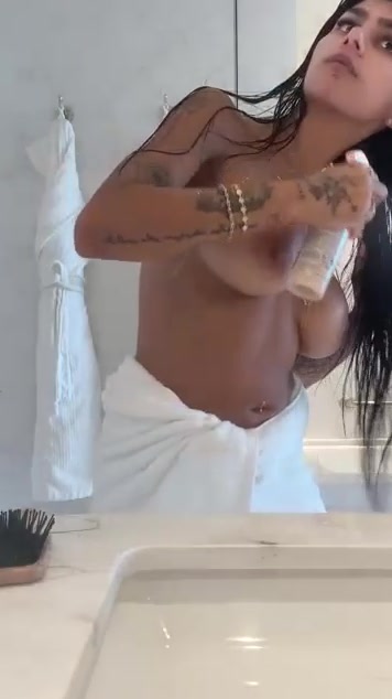 commesite.site leak mia khalifa Naked after Shower