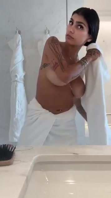 commesite.site leak mia khalifa Naked after Shower