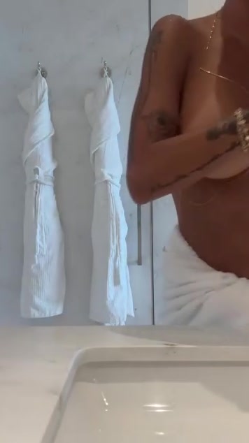 commesite.site leak mia khalifa Naked after Shower